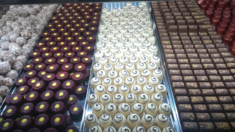 vente-CANNES-min_chocolates_milk_chocolate_white_chocolate_truffles_candy_food_treat_cacao-1213769